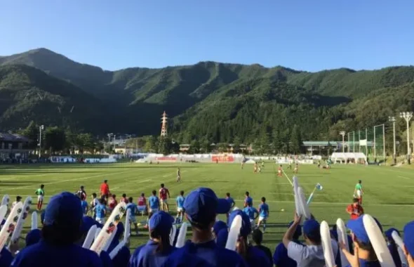 鹿児島国体ラグビーセブンズの試合会場と応援する観客の様子