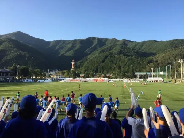 鹿児島国体ラグビーセブンズの試合会場と応援する観客の様子