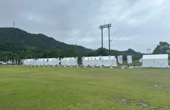 鹿児島国体の競技会場に並ぶスポーツアロマトレーナーのブーステント