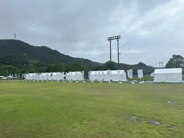 鹿児島国体の競技会場に並ぶスポーツアロマトレーナーのブーステント