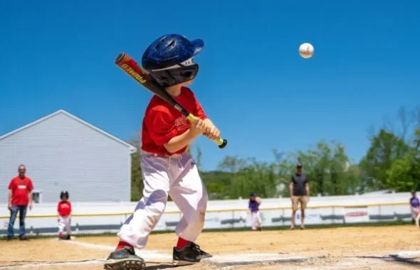 少年野球でバットを振る子供