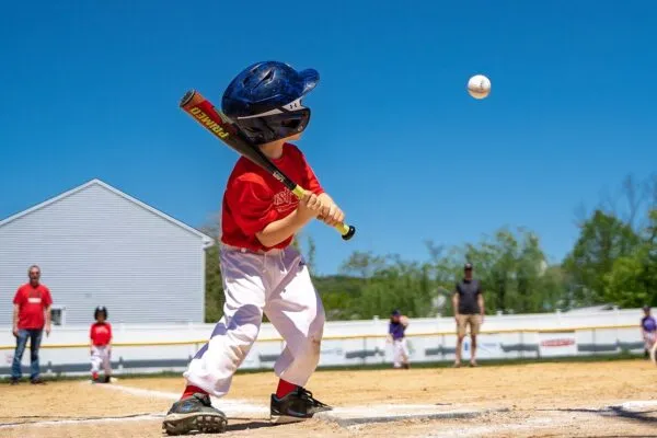 少年野球でバットを振る子供