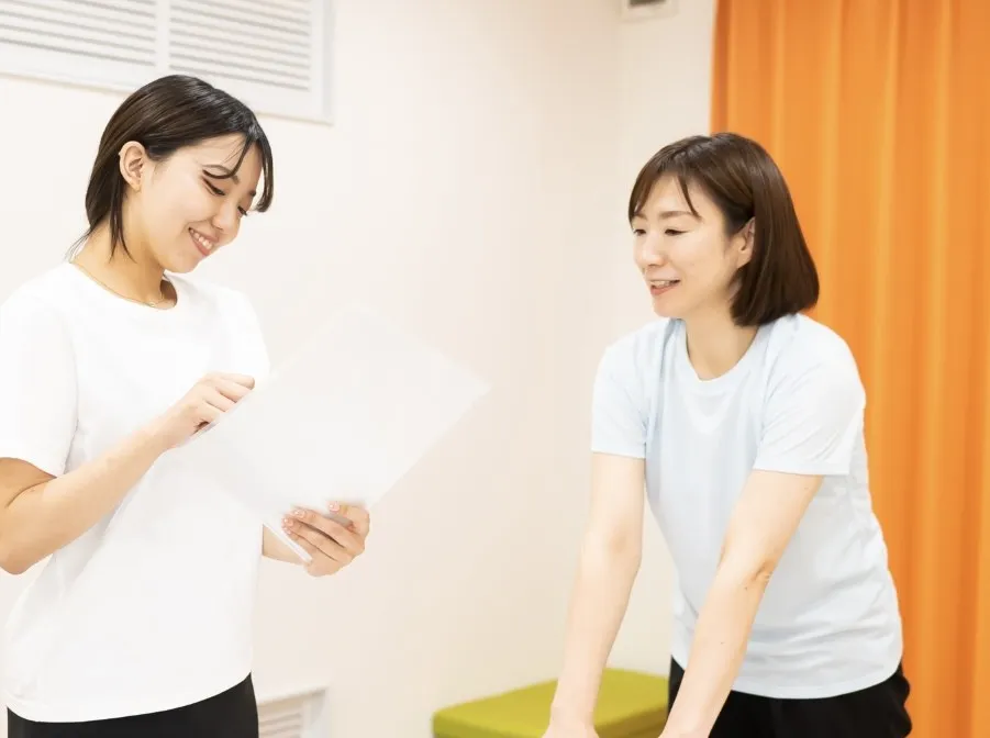 スポーツアロマスクールで指導を受ける生徒の様子