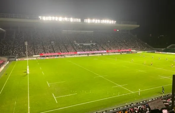 夜の競技場で行われるラグビーの試合