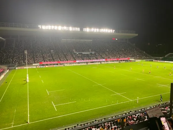 夜の競技場で行われるラグビーの試合