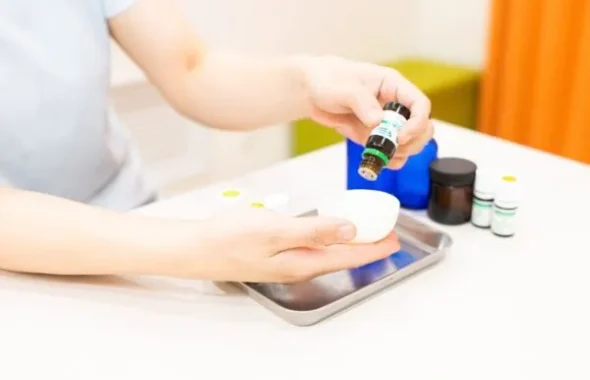 アロマもオーガニックがいい？ 「オーガニック」とは、農産物や食品などが、化学的な農薬や合成肥料を使用せずに、自然のサイクルや生態系を尊重して栽培・生産されたものを指します。 これにより、環境や生態系への影響を最小限に抑えつつ、食品の品質や安全性を保つことを目指しています。また、一部の場合では遺伝子組み換えや合成添加物の使用も制限されることがあります。オーガニック製品は、環境や健康意識を持つ消費者にとって人気があります。 では、アロマや関連商品がオーガニック認証を取得するにはどのような条件があるのでしょうか。 アロマメーカーが製品にオーガニック認証を受けるには、一般的に以下のステップを踏む必要があります。 1. 材料の選定: オーガニック認証を受けるためには、使用する材料もオーガニック基準を満たしている必要があります。農薬や合成肥料を使用していない認定された有機原料を選ぶことが重要です。 2. 製造プロセスの管理: 製造過程でもオーガニック基準を守る必要があります。合成添加物や化学物質の使用を最小限に抑え、環境に配慮した方法で製造することが求められます。また製造だけではなく出たゴミの処理まで規定がある場合もあります。 3. 認証機関への申請: オーガニック認証を取得するためには、認証機関に申請を行う必要があります。各国や地域には異なる認証機関が存在するので、自国や展開先の市場に合わせた認証機関を選ぶことが重要です。 4. 審査と検査: 認証機関は製品や製造プロセスを審査し、実際の製造施設を検査することがあります。オーガニック基準に適合しているかどうかを確認します。 5. 認証取得: 審査や検査が合格した場合、認証機関からオーガニック認証を取得することができます。認証マークを製品に表示することで、消費者に対して信頼性を示すことができます。 注意が必要なのは、オーガニック認証は国や地域ごとに異なる基準が存在することです。そのため、適切な認証基準に合致することが大切です。また、認証プロセスは時間と費用がかかることもあります。 日本のオーガニック認証機関についてですが、農産物（穀物・野菜・植物）のオーガニック認定については、日本では「農林水産省」が管轄しています。 農薬や化学肥料などの化学物質に頼らず、自然の力で生産された食品に対して、国が指定した機関から認証されると、その農産物に「有機JASマーク」が付与されるのです。 化粧品など食品以外のオーガニック製品に関しては、 ・オーガニック成分がどのくらい使用されているか？ ・化学物質が使用されていないか？ などの定義は実はありません。また、国を代表する認証機関もありません。 日本で「オーガニックコスメ」を販売するにあたっては、有機栽培された植物のエキスを少しだけ使っているだけで「オーガニック」と名乗れてしまいます。 なので誠実なメーカーさんは日本のメーカーさんでも、オーガニック先進国であるヨーロッパの認証を得ていらっしゃるところが多いのが現状です。 ここまで読んでオーガニックだからいい！と全ての物をオーガニックにしますか？ 何故、オーガニックとそうではないものがあるかというと、オーガニックにもやはりデメリットがあります。 1.生産コストがかかる 農家さんは大変な労働をしながら植物を育ててくださっています。農薬などを使わずに育てた野菜や植物に、虫食いがあってもあなたは嫌がらず購入しますか？また毎日たくさんの量を食べる子供さんがいるご家庭で、当然生産コストが高い=売値も高い。そんなお野菜を買いますか？ 私だったら、野菜の栄養を取り入れようと思うならそれなりの量が必要なので、オーガニックに拘るのは、サラダに使う野菜くらいに留めるかと思います。 2.流通が少ない 日本ではまだまだオーガニック食品は手に入りにくい。毎日の家計を考えるとチョイスしにくい。当然買う人が少なく手間がかかるものは作り手も少ない。日本ではオーガニック食品はまだまだ高級です。 3.長期保存ができない 保存料などの添加物は安定的に私達の食を維持する為に、添加されています。比較的健康被害が少ないものもありますが、全てオーガニックのものには含まれません。 こう言ったデメリットもあります。食品の場合は、家庭環境や、金銭的な物、必要な栄養素の量などを考え、うまくオーガニックとそうではないものを使えばいいと思います。 オーガニックに拘って、食べる量が少なくなるのを私はおすすめしません。健康になりたいからオーガニック。ではなく、健康になる為に選択肢があるならオーガニック。でいいと思います。 さて、話をアロマに移します。 アロマの場合、芳香浴(お部屋に香りを漂わせる)場合は、使用期限を守っていればオーガニックに拘らなくてもいいかと思います。 ただし、私のようにお客様や選手に使用する場合は使うアロマの質も担保したいので、私はアロマもオーガニックを選びます。 香りを楽しむ場合は、オーガニックだから優しい香りとは限りません。物によってはダイナミックな野生的な香りのものもあります。 あなたが誰にどうやって使うのか。コストも含め考えて頂ければと思います。 アロマを学びたい人は是非公式LINEからお気軽にお問合せください。