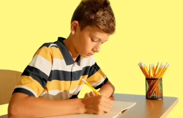 勉強机で学習に取り組む男の子