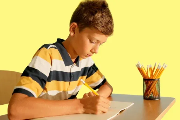 勉強机で学習に取り組む男の子