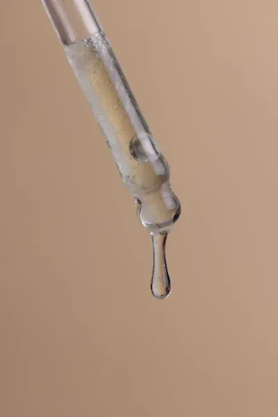 スポイトから精油が滴り落ちる様子