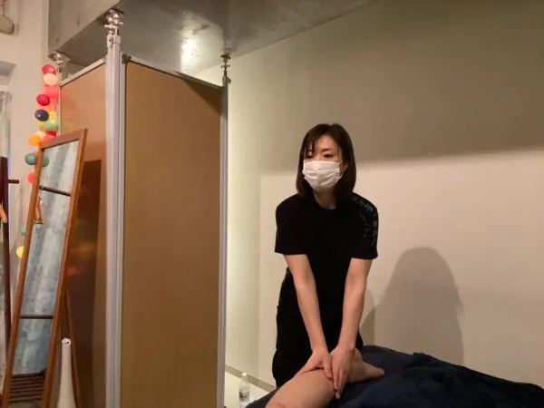 マッサージ施術を受ける様子