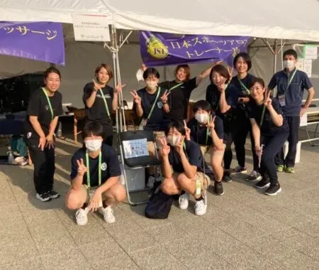イベント会場でのスポーツアロマトレーナーチームの集合写真