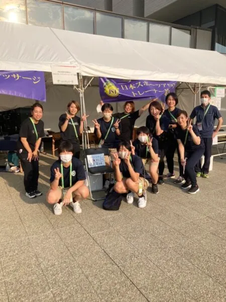 イベント会場でのスポーツアロマトレーナーチームの集合写真