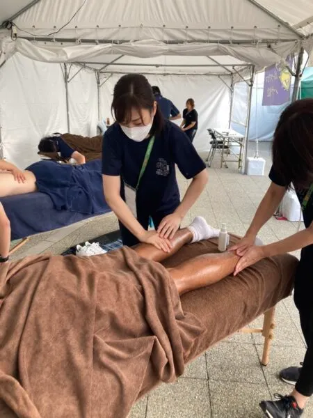 テント内でスポーツアロマトレーナーが施術を行う様子