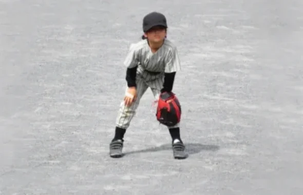 守備の構えをする少年野球選手