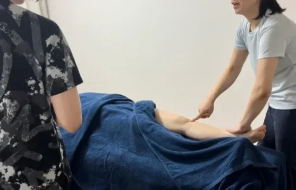 下肢のトリートメント指導を受ける講習の様子
