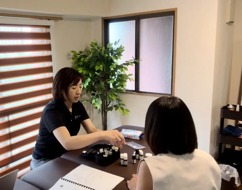 アロマオイルを使った座学講習の様子
