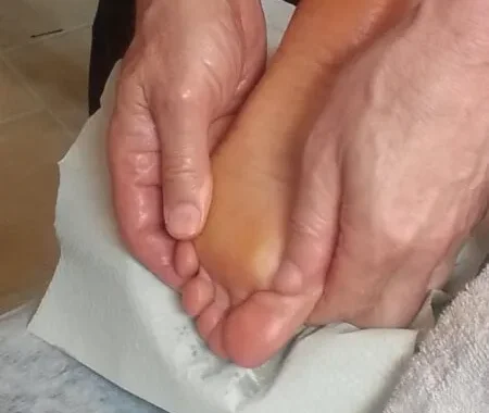 足の裏をマッサージする手元