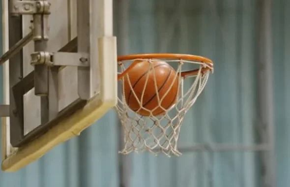 バスケットゴールに吸い込まれるボール
