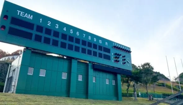 緑色の野球スコアボードがある競技場