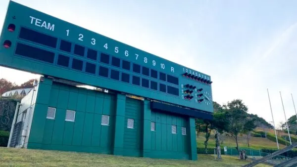 緑色の野球スコアボードがある競技場