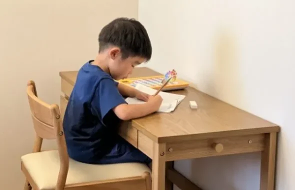 勉強机で宿題に取り組む男の子