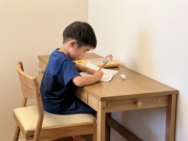 勉強机で宿題に取り組む男の子