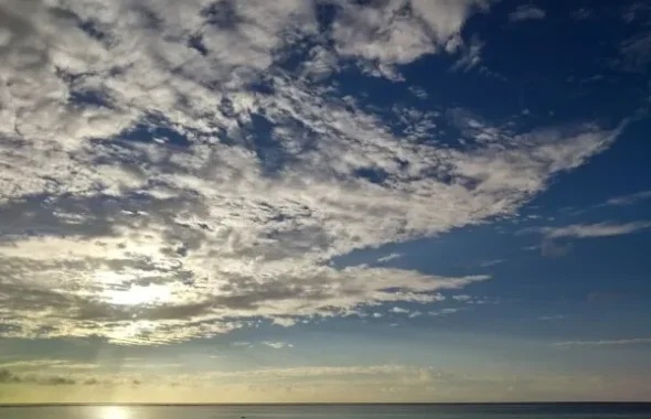 朝焼けに染まる空と穏やかな海