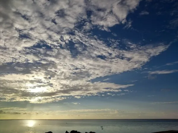 朝焼けに染まる空と穏やかな海