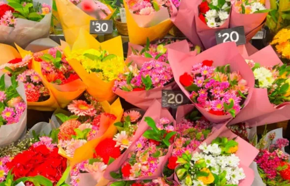 色とりどりの花束が並ぶフラワーショップの店頭