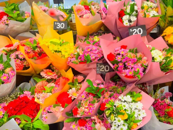 色とりどりの花束が並ぶフラワーショップの店頭