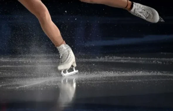 フィギュアスケート選手が氷上でスケーティングする様子