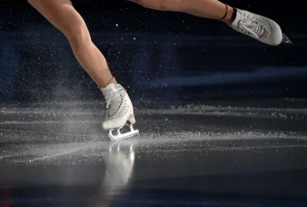 フィギュアスケート選手が氷上でスケーティングする様子