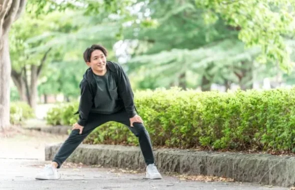 公園でストレッチをする男性
