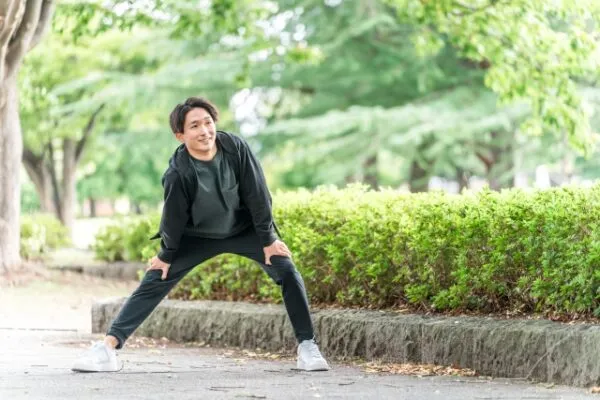 公園でストレッチをする男性