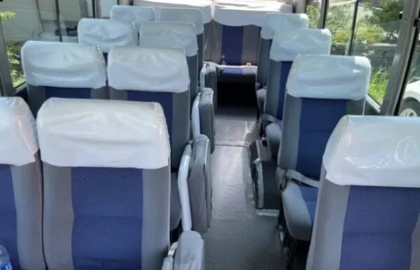 バスの車内に並ぶ座席