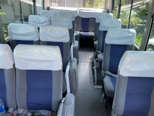 バスの車内に並ぶ座席