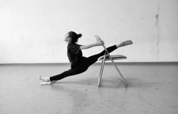 椅子を使ってストレッチをする女性