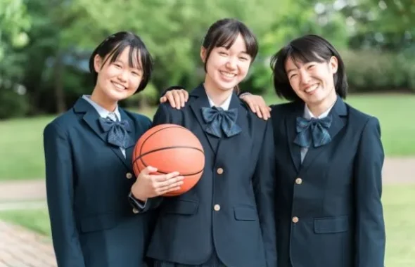 バスケットボールを持つ制服姿の女子高生3人