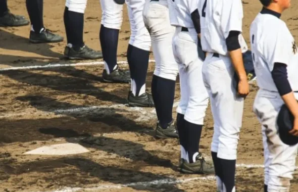 整列する野球部の選手たちの足元
