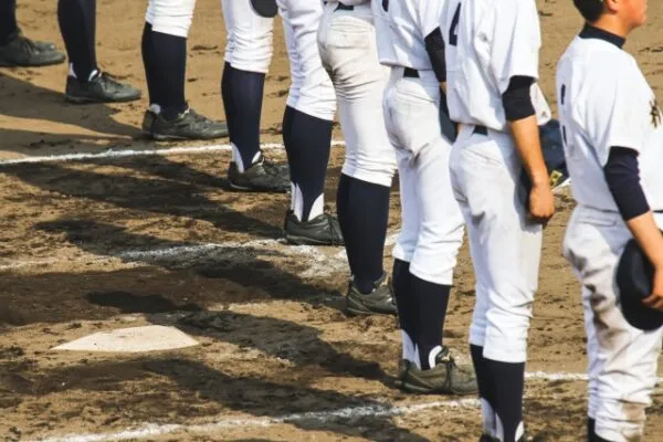 整列する野球部の選手たちの足元