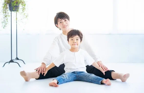 ストレッチをする親子