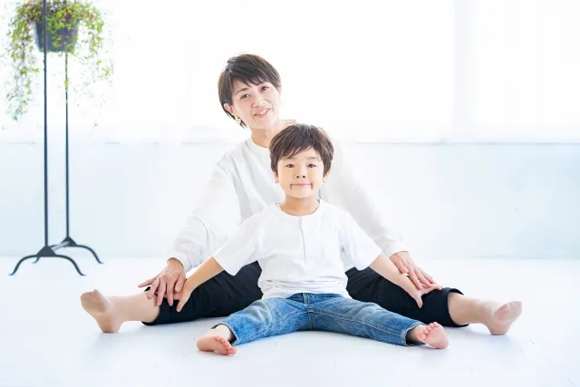 ストレッチをする親子