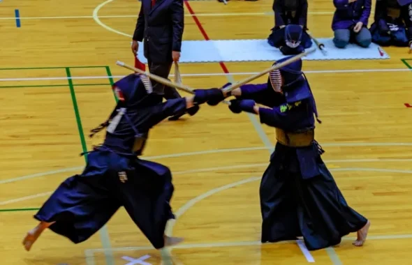 剣道の試合で竹刀を交える2人の選手