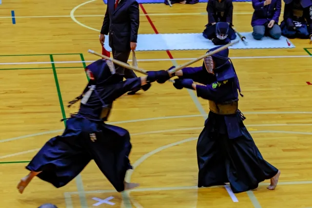 剣道の試合で竹刀を交える2人の選手