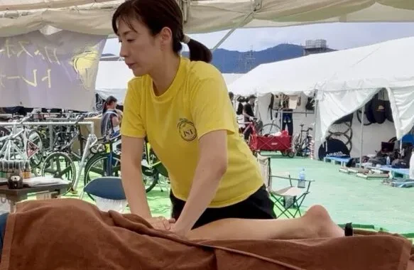 屋外テントでスポーツアロマを選手にしている画像
