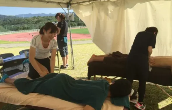 テント内でスポーツアロマの施術を行う様子