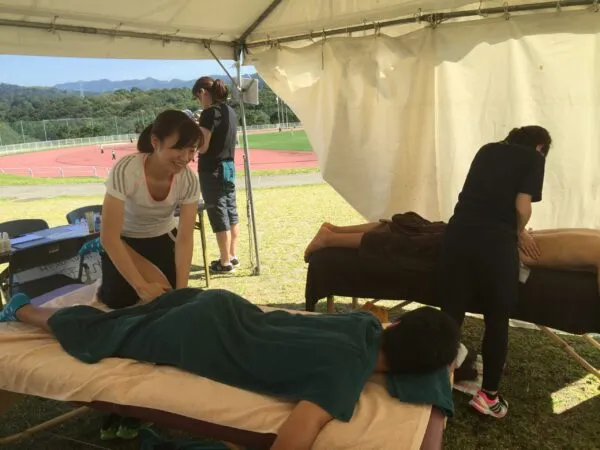 テント内でスポーツアロマの施術を行う様子