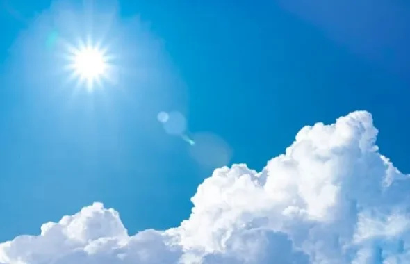 太陽が輝く青空と入道雲