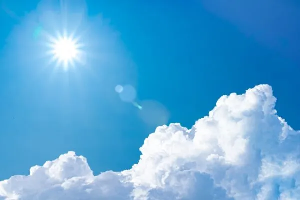 太陽が輝く青空と入道雲