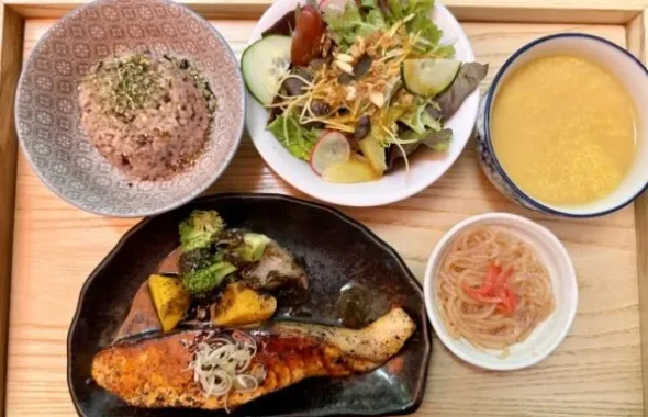 鮭やサラダ、雑穀ご飯など栄養バランスの良い定食